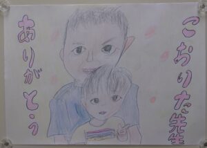 1年前、診察後に院長の膝の上に座って撮影した写真をもとに、3歳の患者さんが描いてくれた似顔絵