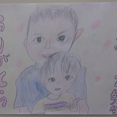 1年前、診察後に院長の膝の上に座って撮影した写真をもとに、3歳の患者さんが描いてくれた似顔絵